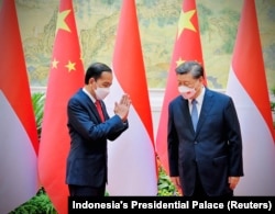 Joko Widodo menyapa Presiden China Xi Jinping saat bertemu di Beijing, China, 26 Juli 2022. (Foto: via Reuters)