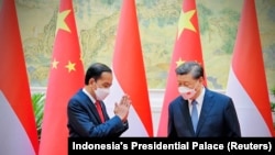 Presiden Indonesia Joko Widodo menyapa Presiden China Xi Jinping dalam pertemuan mereka di Beijing, China, 26 Juli 2022. (Laily Rachev/Istana Kepresidenan/Handout via REUTERS)