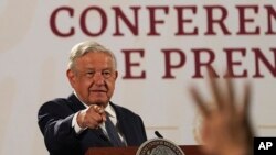 ARCHIVO - El presidente de México, Andrés Manuel López Obrador, llama a un periodista durante su conferencia de prensa diaria en el Palacio Nacional, en la Ciudad de México, el 22 de junio de 2022.