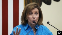 La presidenta de la Cámara de Representantes de Estados Unidos, Nancy Pelosi, ofrece una conferencia de prensa con su delegación del Congreso en la embajada estadounidense en Tokio, Japón, el 5 de agosto de 2022. (AP Foto/Eugene Hoshiko)