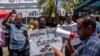 Representantes sindicales y activistas gritan consignas durante una protesta contra el presidente interino de Sri Lanka, Ranil Wickremesinghe, en Colombo, Sri Lanka.