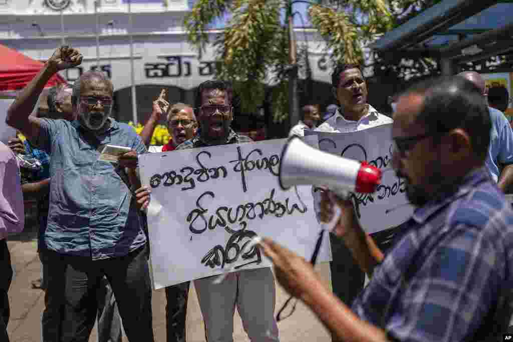 Representantes sindicales y activistas gritan consignas durante una protesta contra el presidente interino de Sri Lanka, Ranil Wickremesinghe, en Colombo, Sri Lanka.