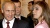 블라디미르 푸틴(왼쪽) 러시아 대통령이 지난 2004년 크렘린궁에서 리듬체조 선수 알리나 카바예바(오른쪽) 씨를 바라보며 웃음짓고 있다. (자료사진)