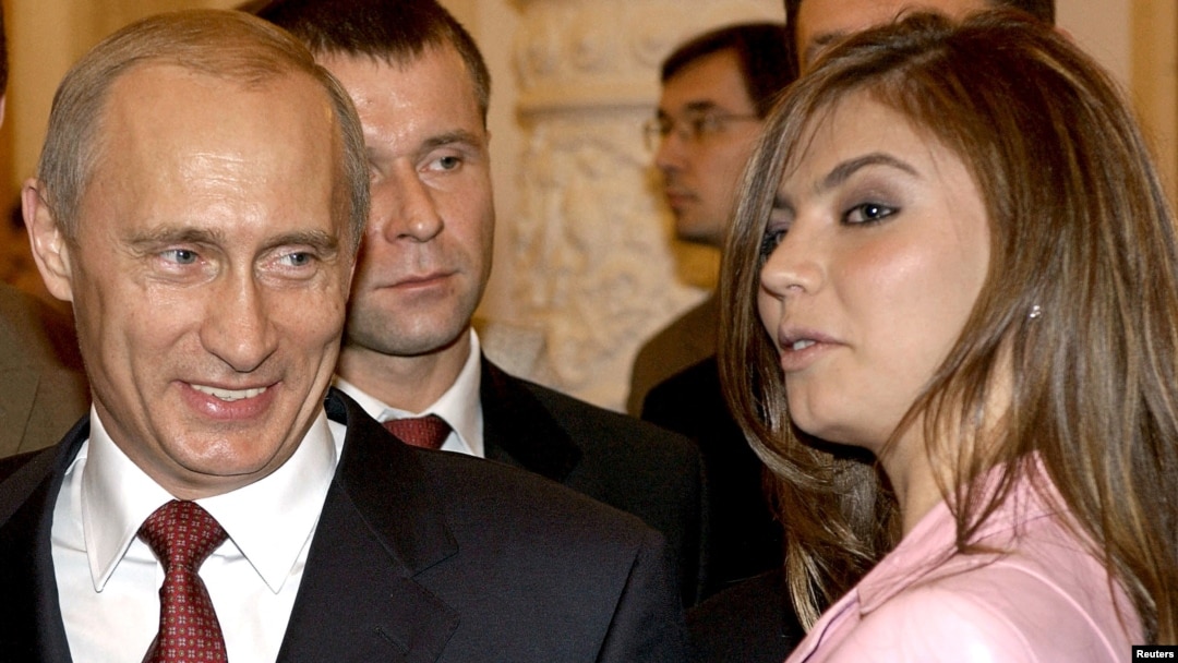 Arhiva - Ruski predsednik Vladimir Putin u društvu Aline Kabajeve, novembra 2004. (Foto: REUTERS/ITAR-TASS/PRESIDENTIAL PRESS SERVICE)