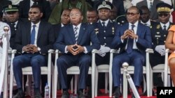 ARCHIVES - (De g. à dr.): Le président de la Cour constitutionnelle du Bénin, Joseph Djogbenou, le président de l'Assemblée nationale Adrien Houngbedji, le président Patrice Talon, le 1er août 2018.