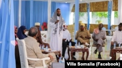 Madaxweynaha Soomaaliya oo kulan la qaatay guddida waalidiinta ay ubadkoodu ku maqan yihiin Eritrea