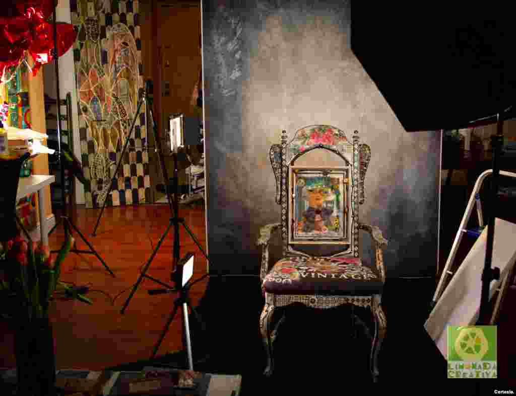 Una silla y una puerta restauradas por la artista Rita Águila. Foto: Cortesía de la entrevistada.