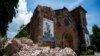 Gereja rusak pasca gempa di Bangued, Provinsi Abra, Filipina, 28 Juli 2022. Gempa bumi bawah laut yang kuat mengguncang Filipina selatan pada Jumat (17/11). (Foto: Ilustrasi/REUTERS/Lisa Marie David)