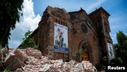 Gereja rusak pasca gempa di Bangued, Provinsi Abra, Filipina, 28 Juli 2022. Gempa bumi bawah laut yang kuat mengguncang Filipina selatan pada Jumat (17/11). (Foto: Ilustrasi/REUTERS/Lisa Marie David)