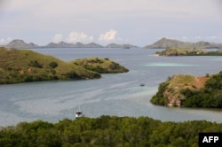 Pulau-pulau di sekitar Taman Nasional Komodo terlihat dari pulau Rinca, rumah komodo, di Taman Nasional Komodo, 3 Desember 2010. Pulau Rinca dan Komodo merupakan habitat alami kadal terbesar di dunia. (ROMEO GACAD / AFP)