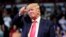 Foto Achiv: Ansyen Prezidan Donald Trump lonje dwet li sou foul la apre li rive nan yon miting politik kote li tap pran la pawol nan Prescott, Arizona, 22 Jiye, 2022. 