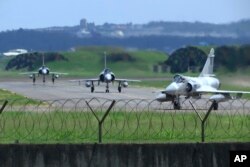 Jet tempur Mirage Angkatan Udara Taiwan di landasan pacu di pangkalan udara di Hsinchu, Taiwan, 5 Agustus 2022. (Foto: AP)