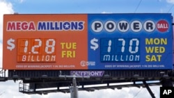 Bảng quảng cáo vé số Mega Millions và Powerball kèm theo trị giá và ngày xổ tại Detroit, Michigan, ngày 29/7/2022.
