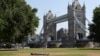 Yon gason pran soley bo kote pon ki rele Tower Bridge la nan vil Lond, Madi 19 Jiye, 2022. 