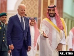 خوشامدگویی محمد بن سلمان، ولیعهد پادشاهی سعودی، به جو بایدن، رئیس جمهوری آمریکا، در کاخ السلمان در جده