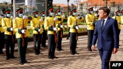 Le président français Emmanuel Macron passe en revue les troupes à son arrivée au palais présidentiel de Bissau, le 28 juillet 2022.