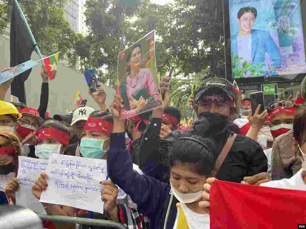 သေဒဏ်စီရင်မှုသတင်း စစ်ကောင်စီက ထုတ်ပြန်လိုက်အပြီး ထိုင်းနိုင်ငံ ဘန်ကောက်မြို့ မြန်မာသံရုံးရှေ့ ထိုင်းရောက်မြန်မာတွေ ဆန္ဒပြ