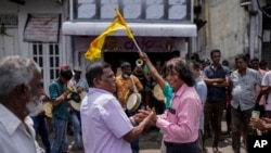 Los partidarios del presidente interino y primer ministro Ranil Wickremesinghe celebran después de que fue elegido presidente en Colombo, Sri Lanka, el miércoles 20 de julio de 2022.