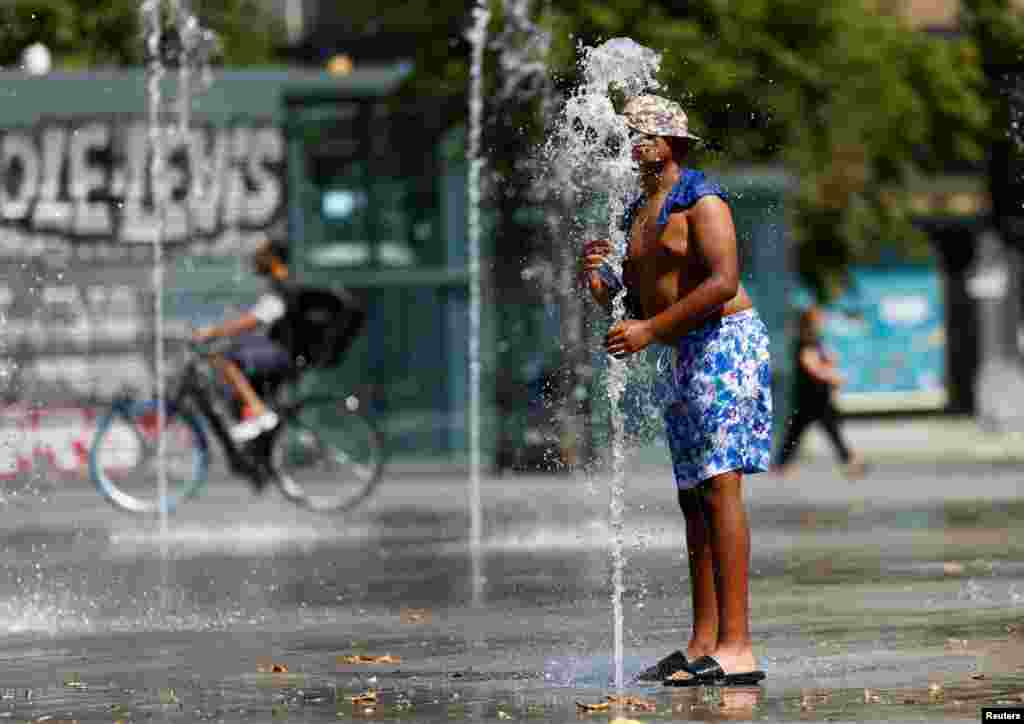 Un niño se refresca en una fuente cuando una ola de calor golpea a Europa, en Bruselas, el 19 de julio de 2022.