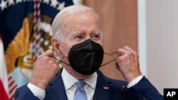 Foto Achiv: Prezidan Joe Biden wetire mask li apre li rive nan oditwa sid Lamezonblanch la pou yon rankont sou ekonomi a, Jedi 28 Jiye, 2022. 