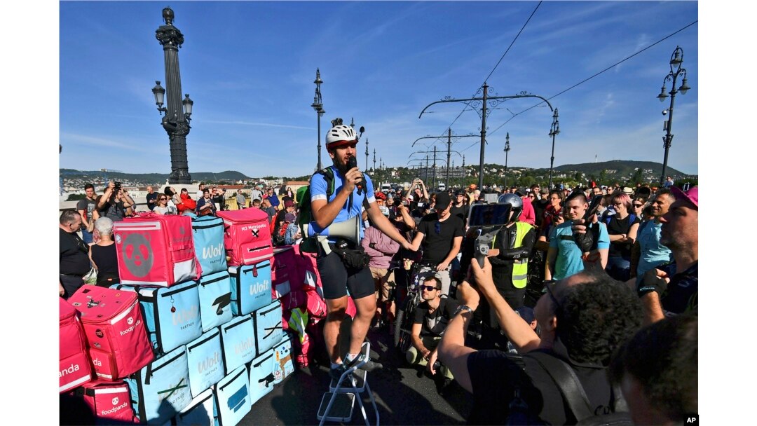 Balazs Gernyi, penyelenggara protes anti-pemerintah, berbicara kepada massa saat berlangsungnya aksi demonstrasi di Budapest, Hungaria, Senin, 18 Juli 2022. (AP /Anna Szilagyi)