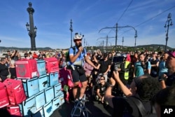 Balazs Gernyi, penyelenggara protes anti-pemerintah, berbicara kepada massa saat berlangsungnya aksi demonstrasi di Budapest, Hungaria, Senin, 18 Juli 2022. (AP /Anna Szilagyi)