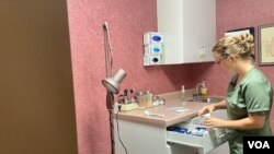 Bristol, Tennessee, medical assistant Olivia prepares the exam room for the next patient. Tennessee’s 'trigger ban' prohibits medical abortions after six weeks of pregnancy. (Carolyn Presutti/VOA)