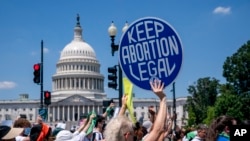 Các nhà hoạt động vì quyền phá thai biểu tình chống lại phán quyết của Tòa án tối cao đảo ngược án lệnh Roe v. Wade trước điện Capitol ở Washington, ngày 30 tháng 6 năm 2022.