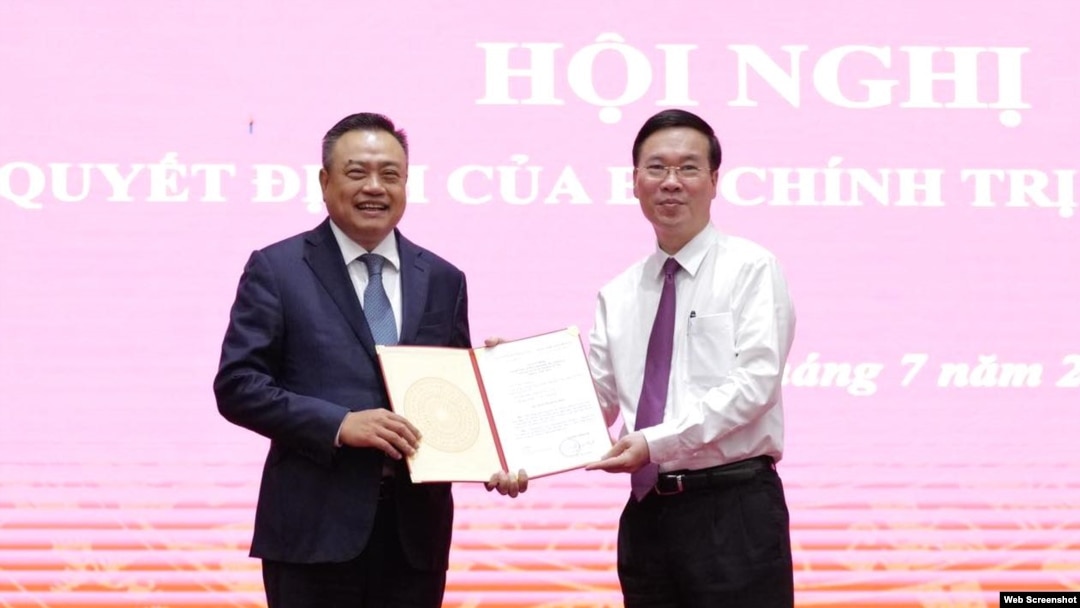 Ông Trần Sỹ Thanh nhận quyết định làm phó Bí Thư Thành Ủy Hà Nội từ ông Võ Văn Thưởng, Thường trực Ban Bí thư, ngày 15/7/2022. Ông Thanh vừa phát biểu một câu trở thành trend trên mạng xã hội: "Mình chẳng dính dáng gì mình không sợ! Mình trong veo thì sợ cái gì!" Photo VNExpress.