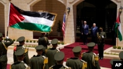 ប្រធានាធិបតីប៉ាឡេស្ទីនលោក Mahmoud Abbas និងប្រធានាធិបតីសហរដ្ឋអាមេរិកលោក Joe Biden ឈរនៅមុខវិមានរដ្ឋាភិបាលនៅទីក្រុង Bethlehem ក្នុងតំបន់ West Bank នាថ្ងៃទី ១៥ ខែកក្កដា ឆ្នាំ ២០២២។ 