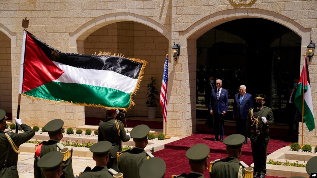巴勒斯坦权力机构主席阿巴斯在约旦河西岸城市伯利恒欢迎美国总统拜登。(2022年7月15日)(photo:VOA)