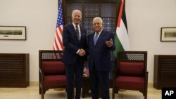조 바이든(왼쪽) 미국 대통령과 마흐무드 압바스 팔레스타인 자치정부 수반이 15일 요르단강 서안 베들레헴에서 회동하고 있다.