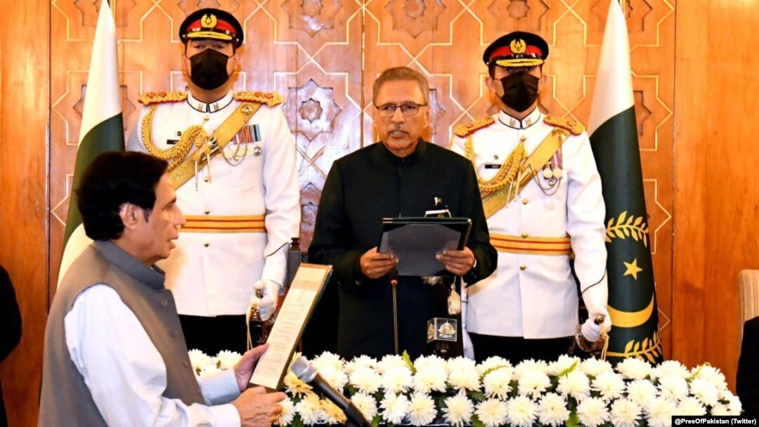رات دو بجے ایوانِ صدر میں تقریبِ حلف برداری کے لیے پرویز الٰہی خصوصی طیارے سے اسلام آباد پہنچے تھے۔