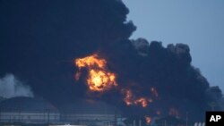 Las llamas y el humo se elevan desde la base de supertanqueros de Matanzas. (Foto AP/Ramón Espinosa)