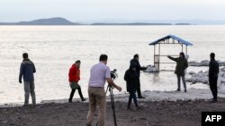 Sejumlah jurnalis mendatangi Danau Urmia di Iran yang mengalami penyusutan level permukaan air dalam beberapa tahun terakhir. Kunjungan tersebut berlangsung pada 8 Desember 2018. (Foto: AFP/Atta Kenare)