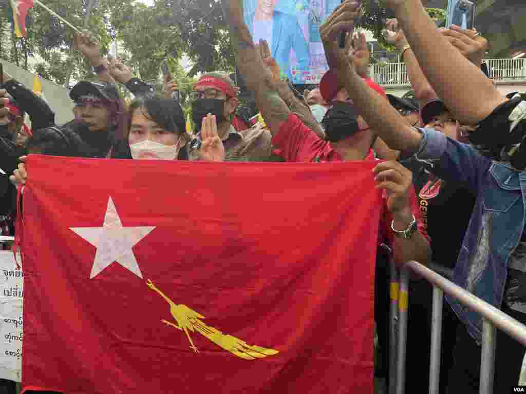 သေဒဏ်စီရင်မှုသတင်း စစ်ကောင်စီက ထုတ်ပြန်လိုက်အပြီး ထိုင်းနိုင်ငံ ဘန်ကောက်မြို့ မြန်မာသံရုံးရှေ့ ထိုင်းရောက်မြန်မာတွေ ဆန္ဒပြ