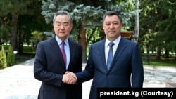 Kyrgyz President Sadyr Japarov, right, meets with Chinese Foreign Minister Wang Yi, in Bishkek, July 30, 2022. (president.kg)