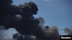 El fuego sobre los tanques de almacenamiento de combustible en Matanzas, Cuba, el 7 de agosto de 2022. REUTERS/Alexandre Meneghini