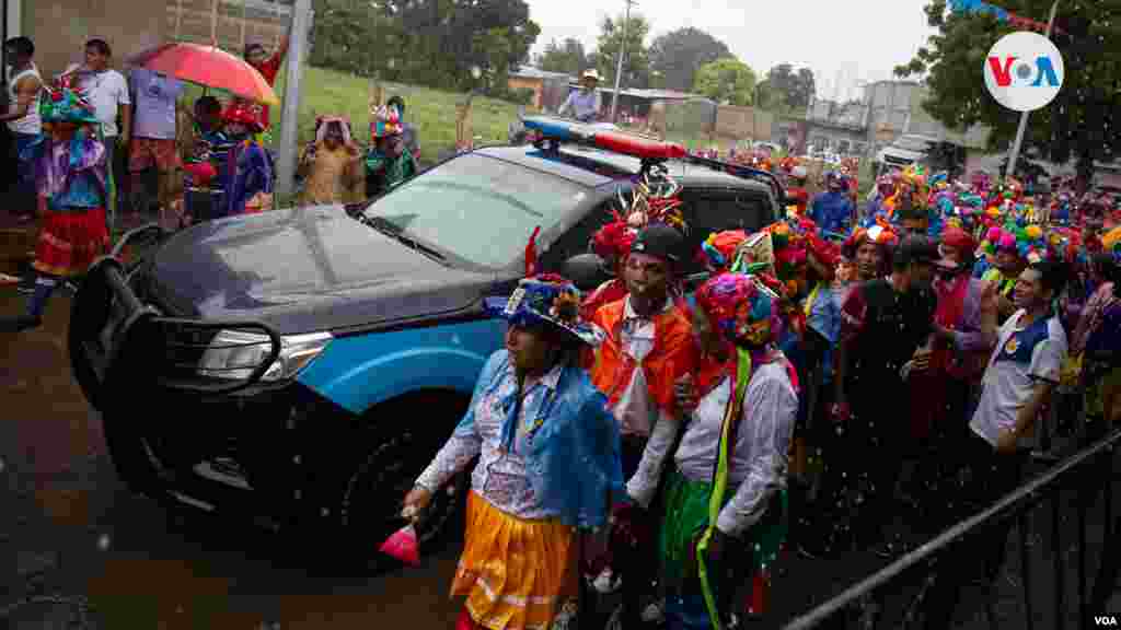 Policías en medio de una festividad religiosa en Nicaragua. Críticos señalan que la presencia de ellos infunde temor. Foto VOA