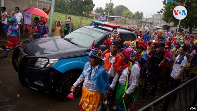 Policías en medio de una festividad religiosa en el municipio de Nandaime, ubicado al sur de Managua. Foto VOA