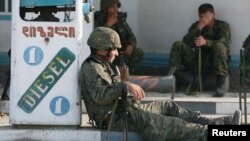Gruzijski vojnici odmaraju se na oko 100 kilometara od Tbilisija, 10. augusta 2008.