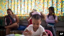 Niños de jardín de infantes venezolanos asisten a clases gratuitas en Happy Children's, una escuela para niños migrantes venezolanos, en La Parada, cerca de Cúcuta, Colombia, el 6 de octubre de 2021.