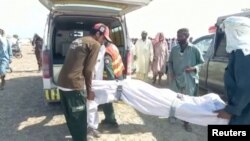 Sejumlah warga tampak menggotong jenazah ke dalam ambulans setelah kapal yang mengangkut sekitar 100 orang terbalik di sebuah sungai di wilayah Sadiqabad, Pakistan, pada 18 Juli 2022. (Foto: Punjab Government/Handout via Reuters)