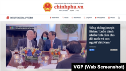 Hình ảnh chụp từ website của Cổng thông tin Chính phủ Việt Nam cho thấy một bản tin bằng video với tiêu đề "Tổng thống Joseph Biden: 'Luôn dành nhiều tình cảm cho đất nước và con người Việt Nam.'" Nhà Trắng từ chối xác nhận phát biểu này của ông Biden được phía Việt Nam trích dẫn.