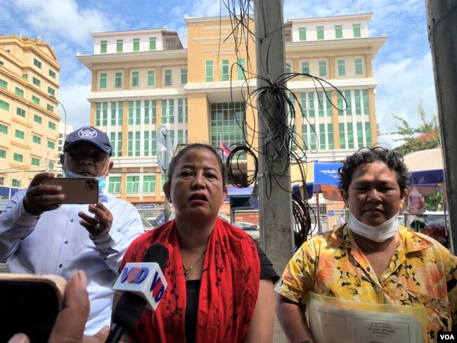 អ្នកស្រី ប្រាក់ សុភា ពលរដ្ឋរស់នៅជាប់បឹងតាមោក ដែលរងពាក្យបណ្តឹង​បានបញ្ជាក់ប្រាប់អ្នកសារព័ត៌មាន ក្រោយបញ្ចប់ការបំភ្លឺនៅក្នុងតុលាការទាក់ទងពីបទ រារាំង និងញុះញង់ បង្កើតសកម្មភាពអនាធិបតេយ្យតាមដងផ្លូវសាធារណៈ នៅថ្ងៃទី០២ ខែសីហា ឆ្នាំ២០២២។ (លាស់ លីបលីប/វីអូអេ)