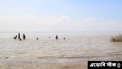 পদ্মা নদীতে গোসল করছে শিশুরা।
