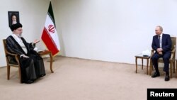 ვლადიმირ პუტინის (მარჯვნივ) და აიათოლა ალი ხამენეის (მარცხნივ) შეხვედრა თეირანში. ირანი, 19 ივლისი, 2022 წ.