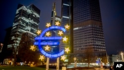 Una escultura del euro en Fráncfort, Alemania. Foto de archivo. (AP Foto/Michael Probst)