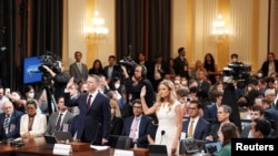 Matthew Pottinger, a la izquierda, y Sarah Matthews prestan juramento para testificar ante el Comité que investiga el ataque del 6 de enero al Capitolio, en Capitol Hill, el jueves 21 de julio de 2022. Doug Mills/vía REUTERS