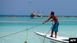 Un pescador en la Isla Tortuga en el Caribe venezolano, ubicada al norte de Caracas. (Foto de archivo. FEDERICO PARRA / AFP)